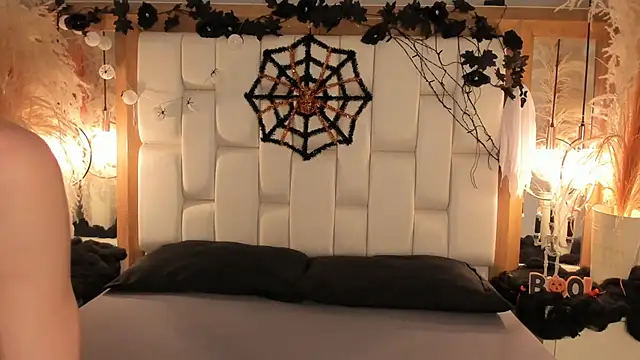 Daphne And Roger online show from 27, 10, 2025