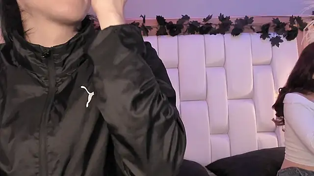 Daphne And Roger online show from 23, 4, 2026