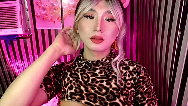 UrhotlucyTS online show from 17, 4, 2026