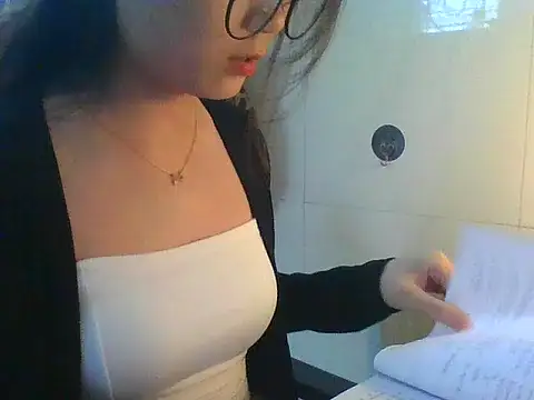 Snapshot of Linzly chatting on 5, 11, 2025 Linzly online show from 5, 11, 2025