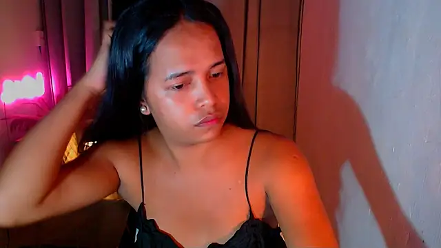 Lorainnelustts online show from 22, 12, 2025