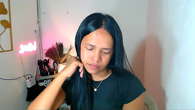 Lorainnelustts online show from 2, 3, 2026