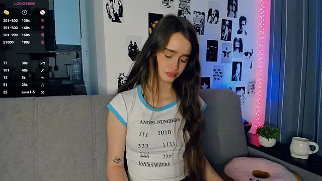 Snapshot of lovelyalivia chatting on 1, 11, 2025 lovelyalivia online show from 1, 11, 2025