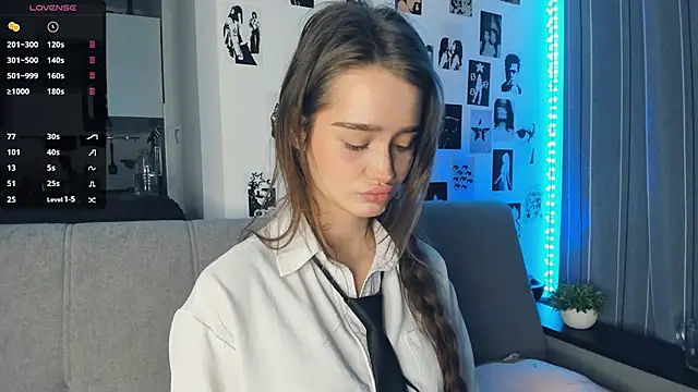 Snapshot of lovelyalivia chatting on 12, 11, 2025 lovelyalivia online show from 12, 11, 2025