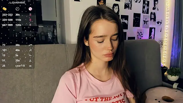 Snapshot of lovelyalivia chatting on 21, 12, 2025 lovelyalivia online show from 21, 12, 2025