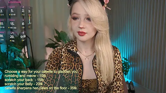 LauraWifeness online show from 17, 9, 2025