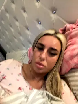 Snapshot of EllieMaeBaby chatting on 4, 12, 2025 EllieMaeBaby online show from 4, 12, 2025