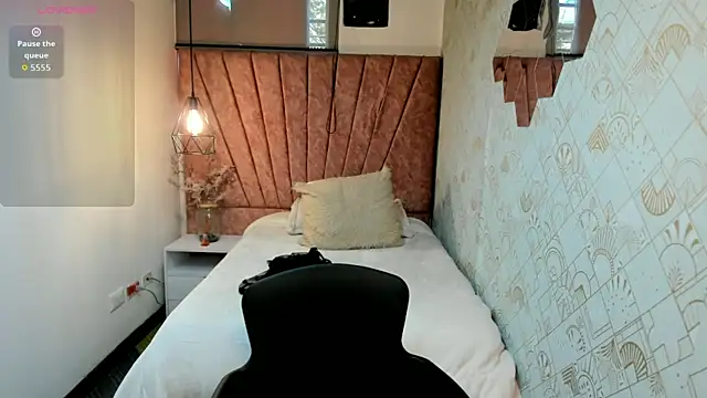 Kiara Cruz   online show from 25, 4, 2026