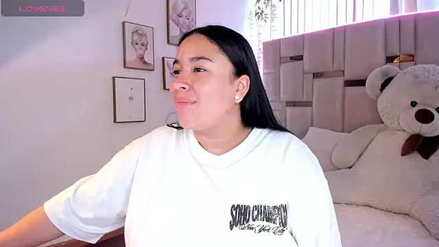 Snapshot of Zoey_thompson chatting on 3, 7, 2026 Zoey thompson online show from 3, 7, 2026
