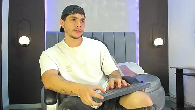 Snapshot of Liam_walk_ chatting on 8, 11, 2025 Liam walk online show from 8, 11, 2025