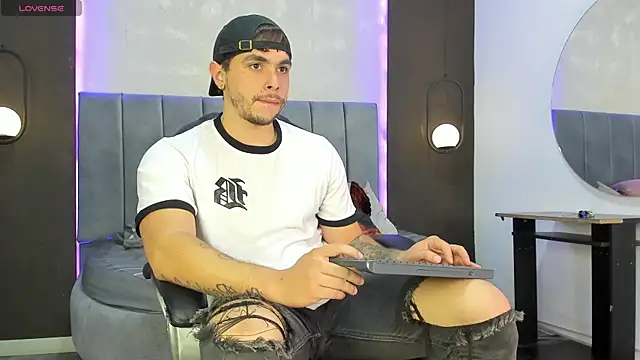 Snapshot of Liam_walk_ chatting on 11, 11, 2025 Liam walk online show from 11, 11, 2025