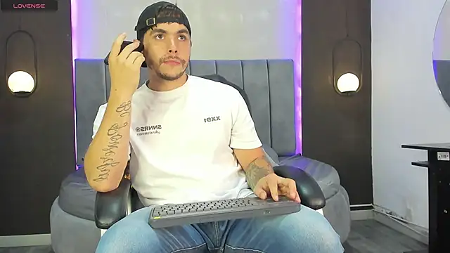 Snapshot of Liam_walk_ chatting on 14, 11, 2025 Liam walk online show from 14, 11, 2025