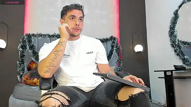 Snapshot of Liam_walk_ chatting on 4, 12, 2025 Liam walk online show from 4, 12, 2025