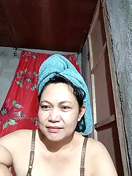 Snapshot of Everleigh_mom chatting on 12, 9, 2025 Everleigh mom online show from 12, 9, 2025