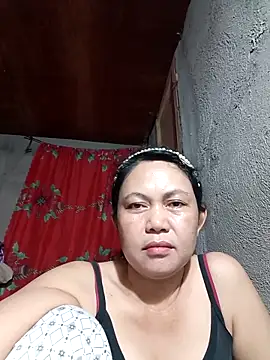 Snapshot of Everleigh_mom chatting on 2, 10, 2025 Everleigh mom online show from 2, 10, 2025