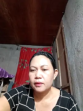 Snapshot of Everleigh_mom chatting on 10, 10, 2025 Everleigh mom online show from 10, 10, 2025