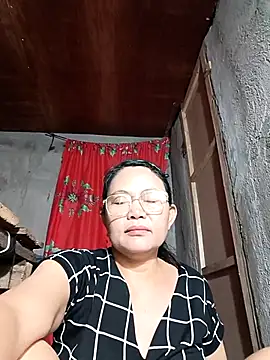 Snapshot of Everleigh_mom chatting on 18, 10, 2025 Everleigh mom online show from 18, 10, 2025