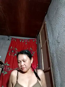 Snapshot of Everleigh_mom chatting on 21, 10, 2025 Everleigh mom online show from 21, 10, 2025