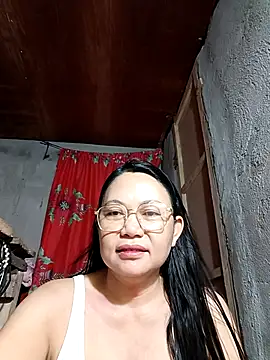 Snapshot of Everleigh_mom chatting on 21, 10, 2025 Everleigh mom online show from 21, 10, 2025