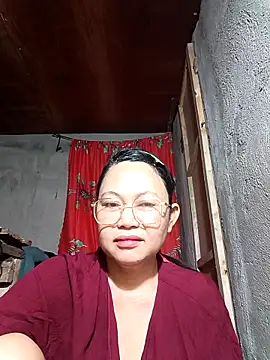 Snapshot of Everleigh_mom chatting on 25, 10, 2025 Everleigh mom online show from 25, 10, 2025