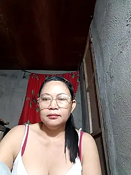 Snapshot of Everleigh_mom chatting on 28, 10, 2025 Everleigh mom online show from 28, 10, 2025