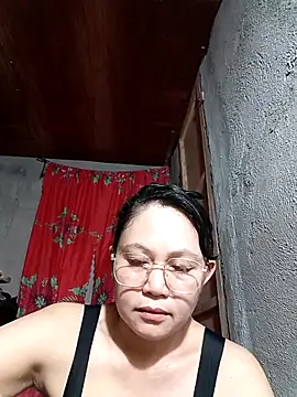 Snapshot of Everleigh_mom chatting on 17, 11, 2025 Everleigh mom online show from 17, 11, 2025