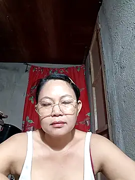 Snapshot of Everleigh_mom chatting on 18, 11, 2025 Everleigh mom online show from 18, 11, 2025