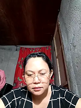 Snapshot of Everleigh_mom chatting on 24, 11, 2025 Everleigh mom online show from 24, 11, 2025