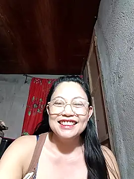 Snapshot of Everleigh_mom chatting on 30, 11, 2025 Everleigh mom online show from 30, 11, 2025