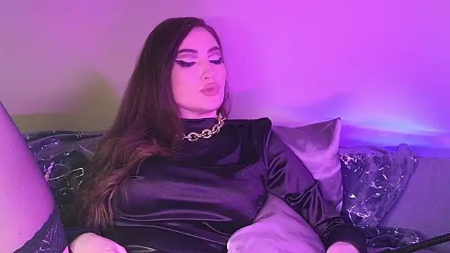 Snapshot of AliceJameson chatting on 4, 11, 2025 AliceJameson online show from 4, 11, 2025