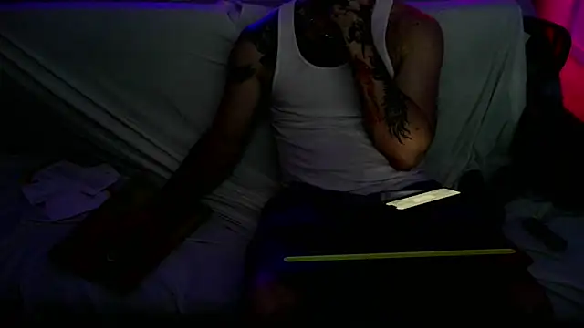 Luv2SuckBWC92 online show from 25, 9, 2025