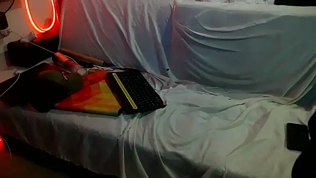 Luv2SuckBWC92 online show from 25, 10, 2025