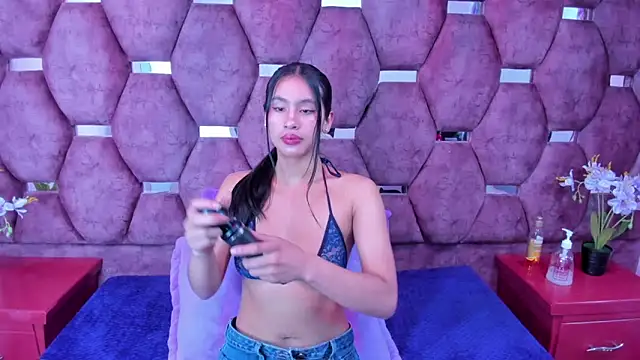 Miaa Davis  online show from 19, 12, 2025