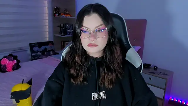 OphelianaRose33 online show from 10, 6, 2026