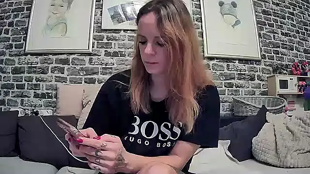 Snapshot of SexyMilf_37 chatting on 28, 9, 2025 SexyMilf 37 online show from 28, 9, 2025