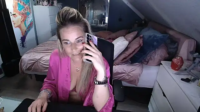 Mrs-Aurora online show from 23, 4, 2026