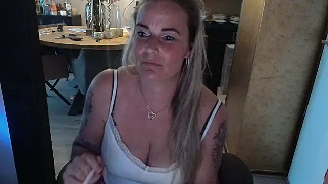 Mrs-Aurora online show from 27, 4, 2026