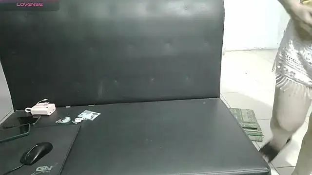 Snapshot of Owe_chan chatting on 4, 12, 2025 Owe chan online show from 4, 12, 2025