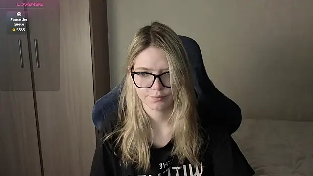 Snapshot of KatanaSVibe chatting on 5, 12, 2025 KatanaSVibe online show from 5, 12, 2025