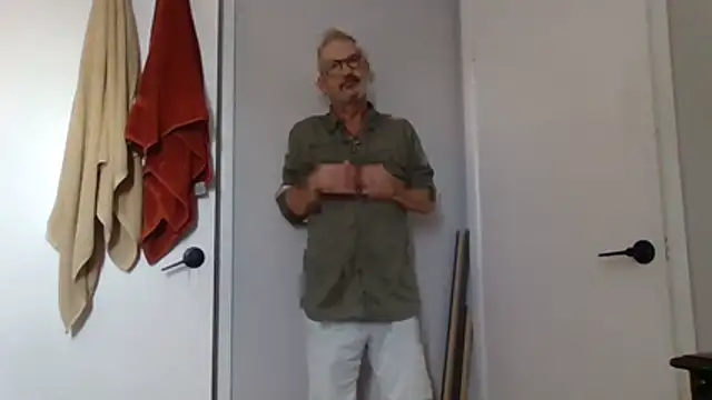 Snapshot of FoxnMouse chatting on 21, 10, 2025 FoxnMouse online show from 21, 10, 2025