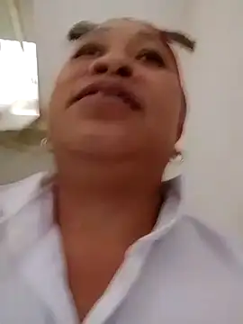 Snapshot of Mamapm20 chatting on 8, 10, 2025 Mamapm20 online show from 8, 10, 2025