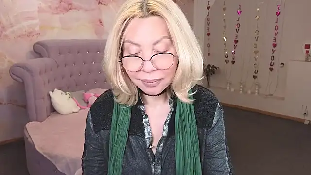 Snapshot of Wendy_Waves chatting on 4, 10, 2025 Wendy Waves online show from 4, 10, 2025