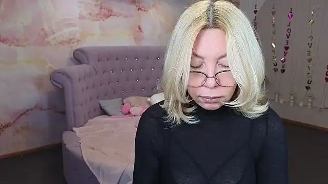 Snapshot of Wendy_Waves chatting on 5, 10, 2025 Wendy Waves online show from 5, 10, 2025