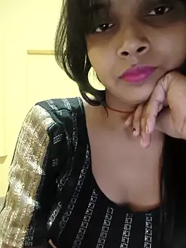 Snapshot of RAYI_Queen_2 chatting on 9, 11, 2025 RAYI Queen 2 online show from 9, 11, 2025