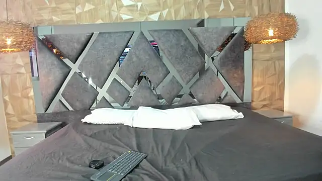 Selene  Lopez  online show from 15, 4, 2026