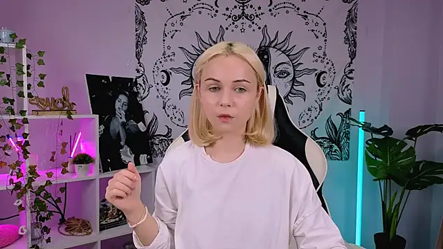 Charlotte Colinss online show from 23, 9, 2025