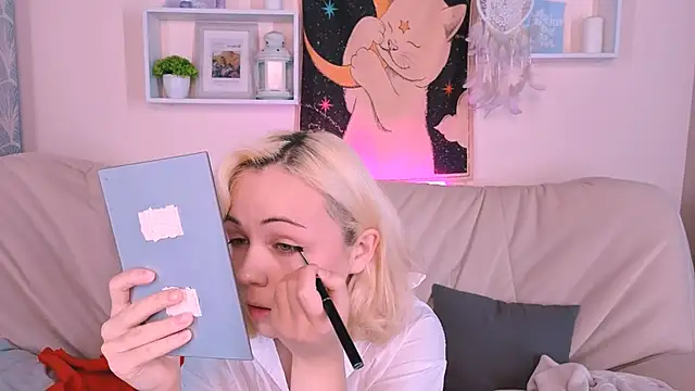 Charlotte Colinss online show from 2, 10, 2025