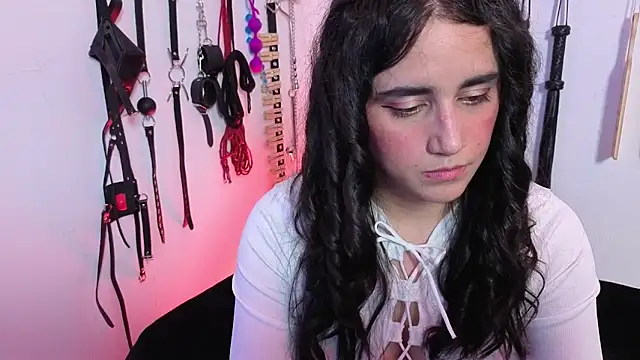 elowen halley1 online show from 25, 4, 2026