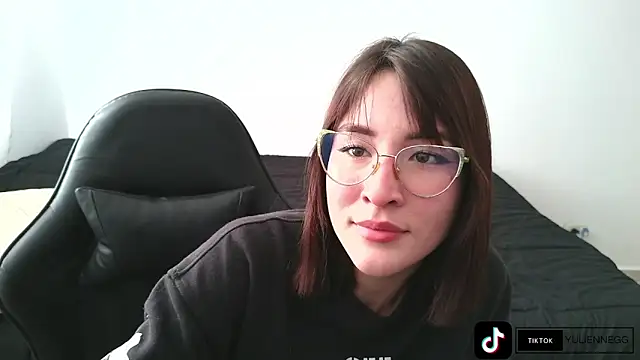 Snapshot of Yulienneg chatting on 6, 10, 2025 Yulienneg online show from 6, 10, 2025