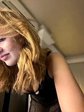 Snapshot of Emaline_Fane chatting on 28, 10, 2025 Emaline Fane online show from 28, 10, 2025